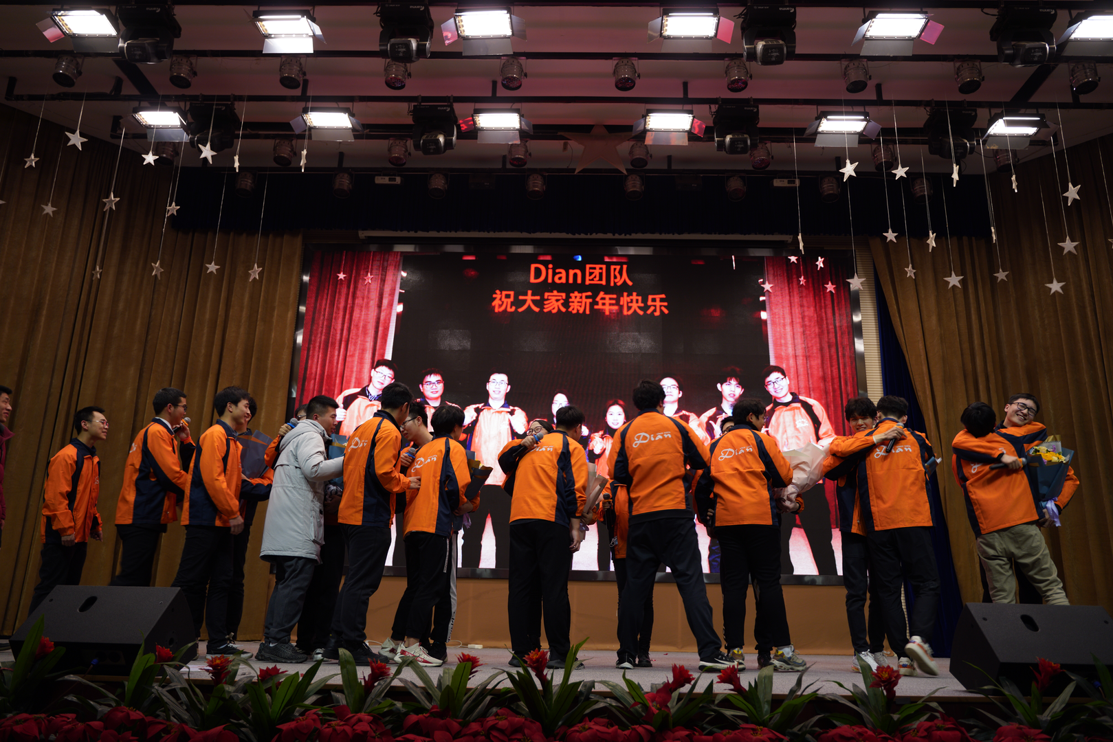 26-队员们自发上台拥抱.png